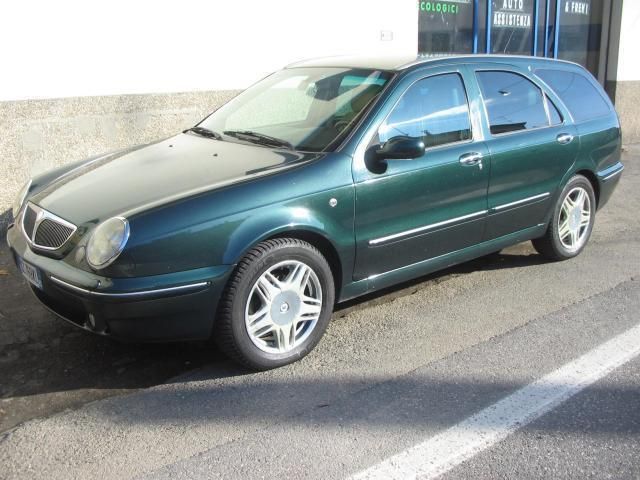 https://images.autouncle.com/it/car_images/8c5225d6-23b2-48d3-aa34-32183b42bce4_lancia-lybra-jtd-s-w-intensa-2002.jpg