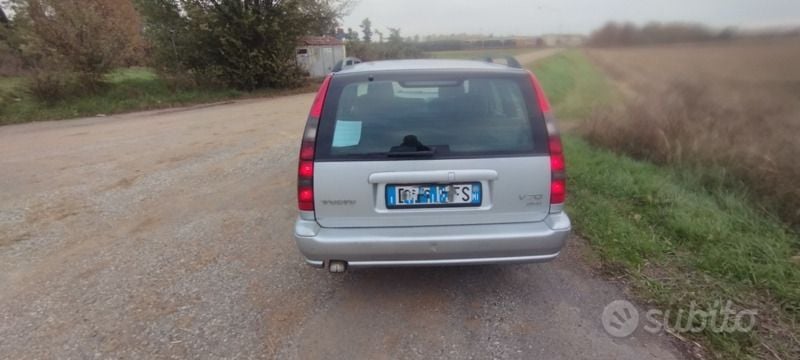 Usata Volvo V70 140 CV (102 kW) 2000 Argento Station wagon
