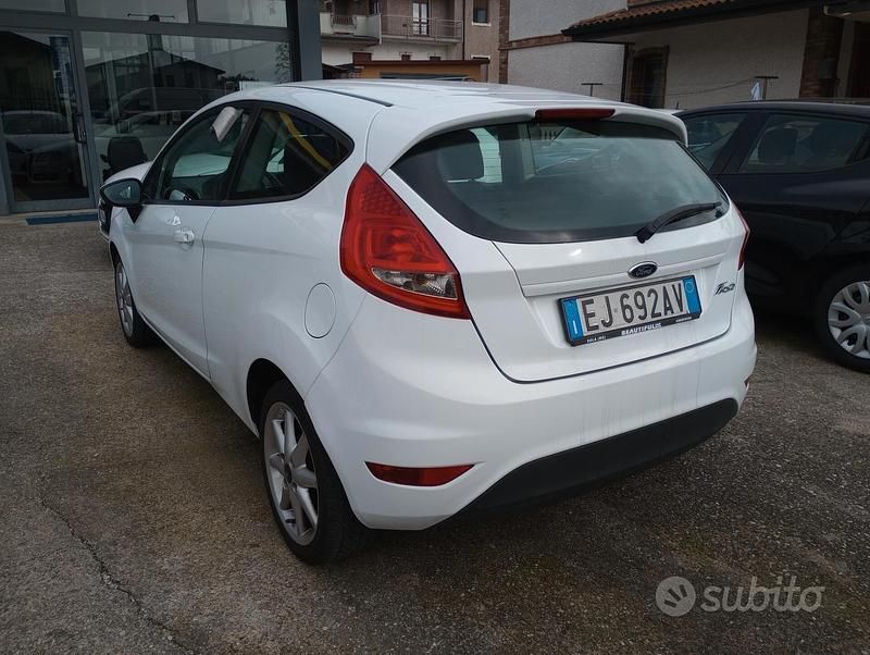 Usata Ford Fiesta 70 CV (51 kW) 2011 Bianco Utilitaria
