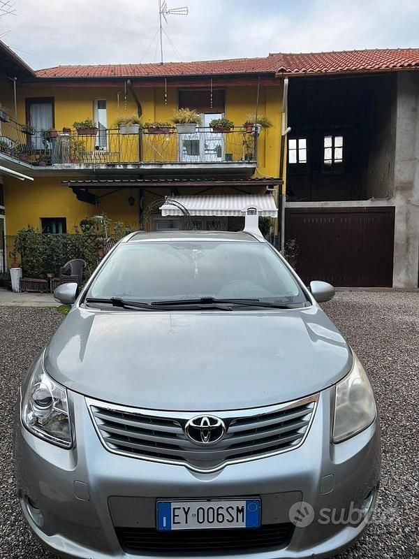 Usata Toyota Avensis Executive 126 CV (92 kW) 2010 Grigio Station wagon