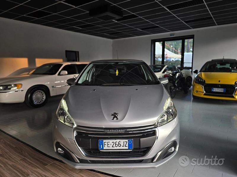Argento Usata 2016 Peugeot 208 Access Due volumi | 7500 € (Buon prezzo) - Immagine 1/4
