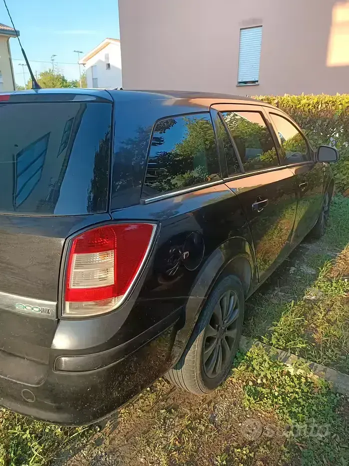 Usata Opel Astra 110 CV (80 kW) 2010 Nero Station wagon