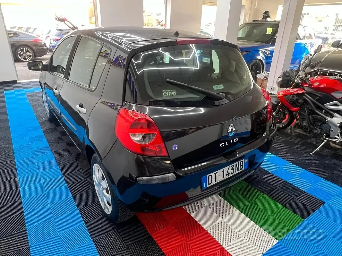 Usata Renault Clio II LE 75 CV (55 kW) 2009 Nero Berlina