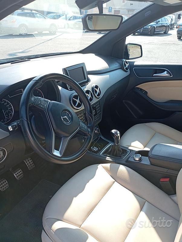 Usata Mercedes B180 2012 Nero Monovolume