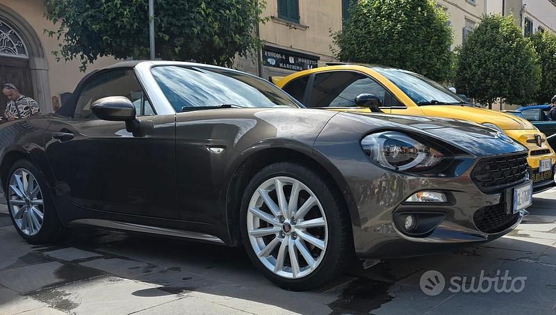 Grigio Usata 2016 Fiat 124 Spider Lusso Cabrio | 20.500 € (Cara) - Immagine 1/4