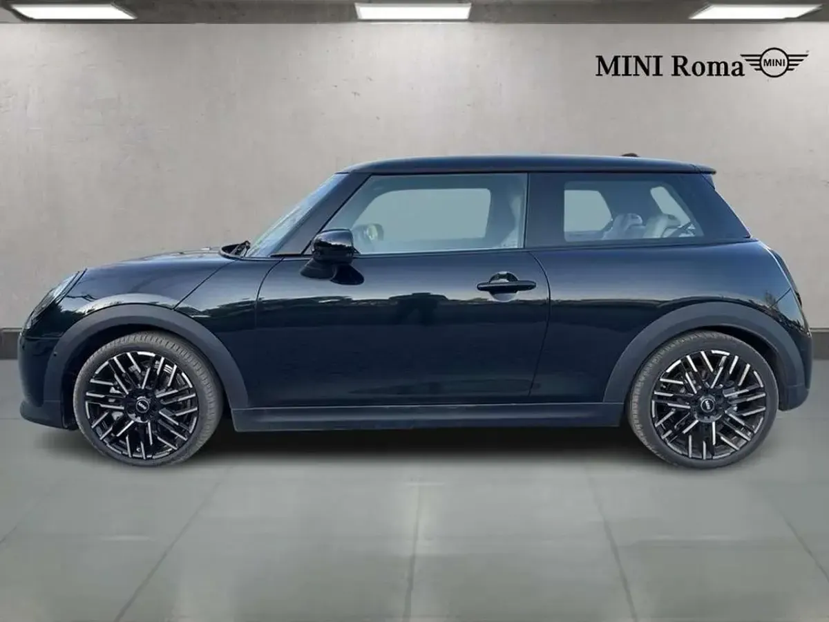 Usata Mini Cooper Favoured 156 CV (114 kW) 2024 Midnight black ii Utilitaria