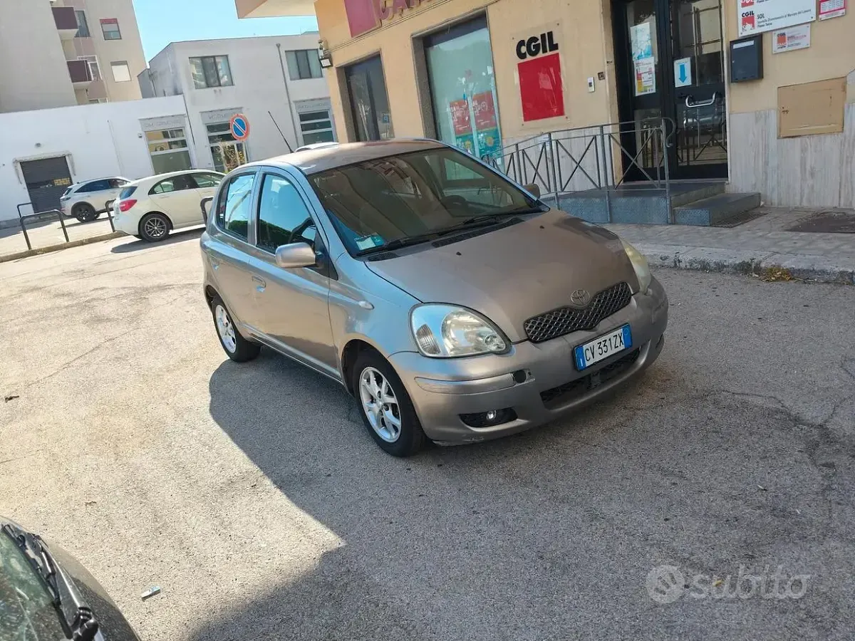 Usata Toyota Yaris 68 CV (50 kW) 2006 Grigio Berlina