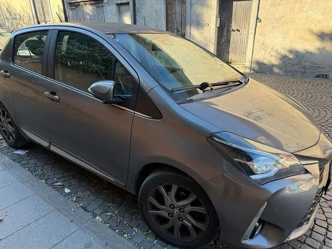 Begagnad Toyota Yaris Lounge 69 HK (50 kW) 2017 Silver Sedan