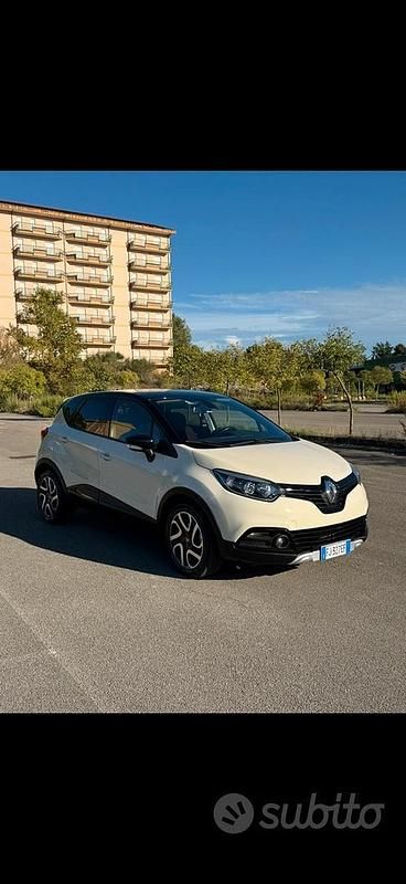 Usata Renault Captur 90 CV (66 kW) 2017 Giallo SUV