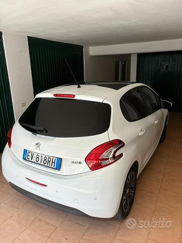 Bianco Usata 2014 Peugeot 208 Due volumi | 5000 € (Buon prezzo) - Immagine 1/4