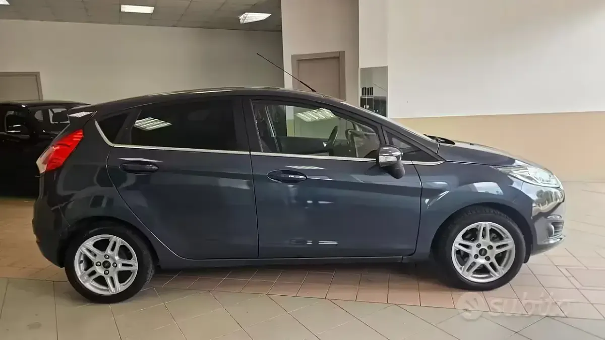Usata Ford Fiesta Titanium 75 CV (55 kW) 2014 Blu Utilitaria
