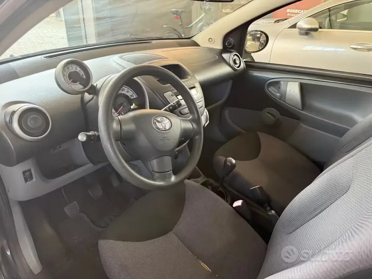 Usata Toyota Aygo Sol 68 CV (50 kW) 2007 Grigio Utilitaria