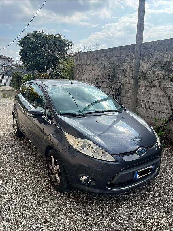 Usata Ford Fiesta 68 CV (50 kW) 2009 Grigio Utilitaria