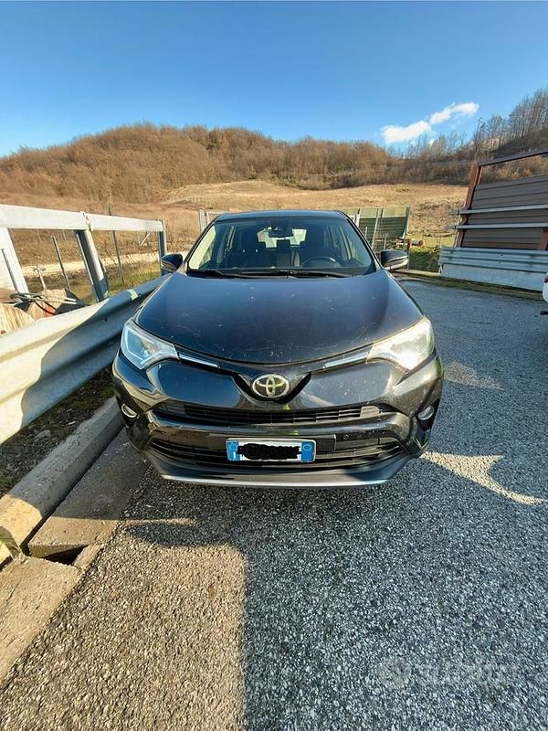 Usata Toyota RAV4 Lounge 143 CV (105 kW) 2017 SUV