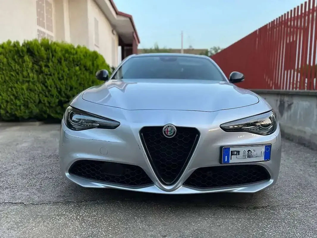 Usata Alfa Romeo Giulia Tech Edition 160 CV (117 kW) 2018 Argento Berlina