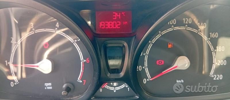 Usata Ford Fiesta 96 CV (70 kW) 2010 Grigio Utilitaria