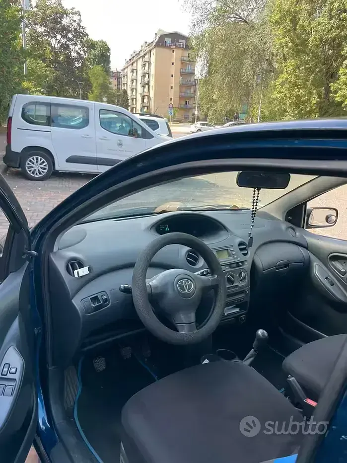 Usata Toyota Yaris 65 CV (47 kW) 2003 Bluazzurro Utilitaria