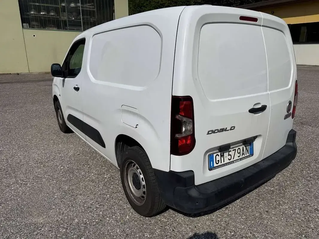 Usata Fiat Doblò 102 CV (75 kW) 2023 Bianco Monovolume