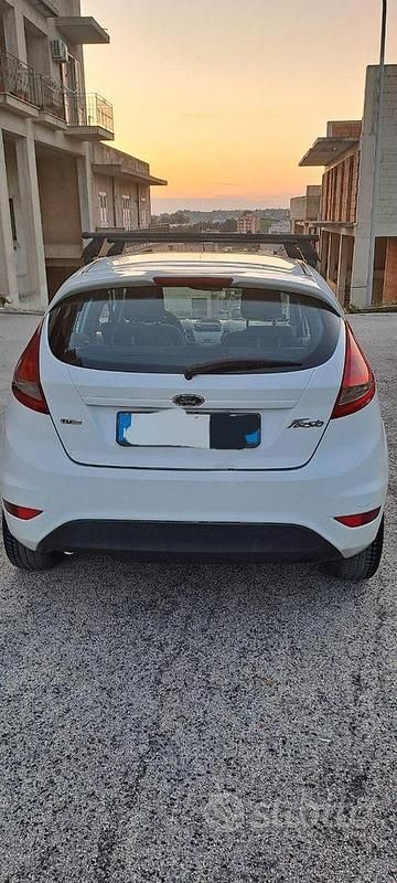 Usata Ford Fiesta 68 CV (50 kW) 2010 Bianco Berlina