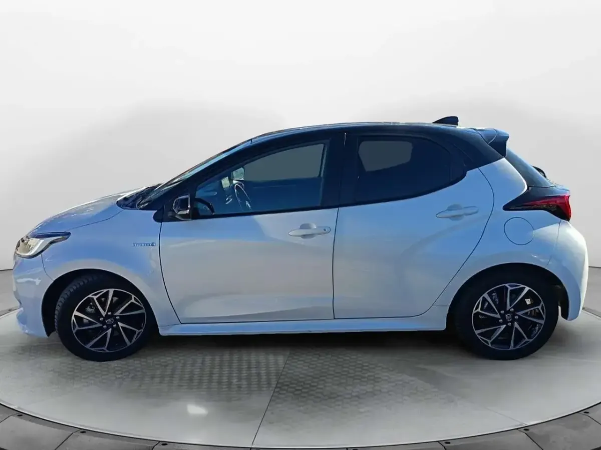 Usata Toyota Yaris Hybrid Style 92 CV (67 kW) 2021 Bianco Utilitaria