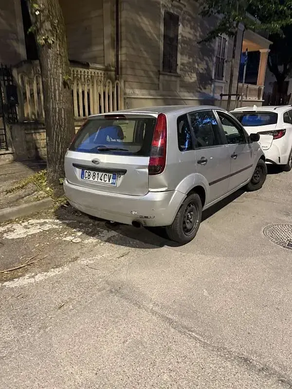 Usata Ford Fiesta Ghia 75 CV (55 kW) 2002 Utilitaria