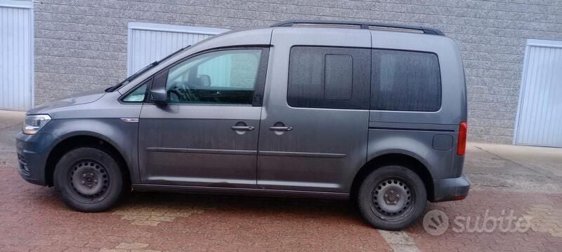 Usata VW Caddy 102 CV (75 kW) 2018 Grigio Monovolume