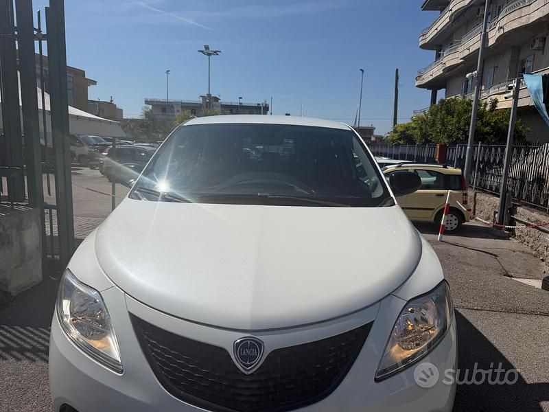 Usata Lancia Ypsilon Gold 69 CV (50 kW) 2020 Bianco Utilitaria