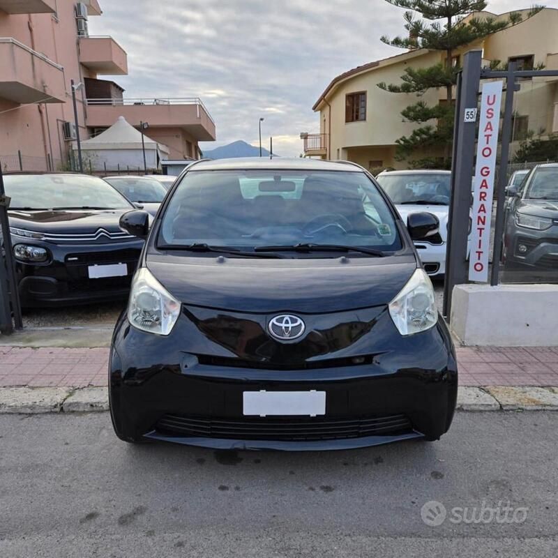 Usata Toyota iQ Sol 68 CV (50 kW) 2010 Nero Utilitaria