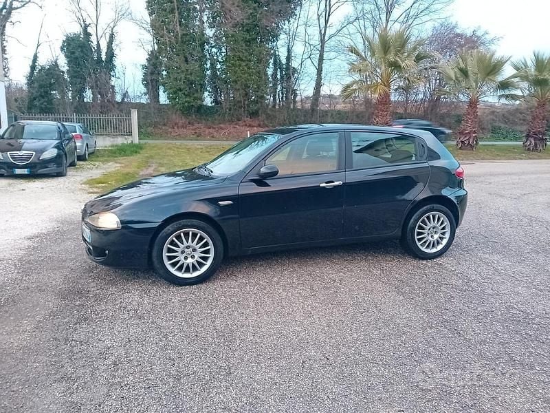 Usata Alfa Romeo 147 104 CV (76 kW) 2007 Nero Utilitaria