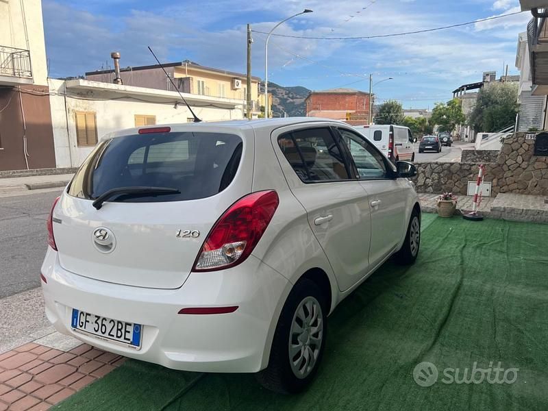 Usata Hyundai i20 Classic 84 CV (61 kW) 2015 Bianco Berlina