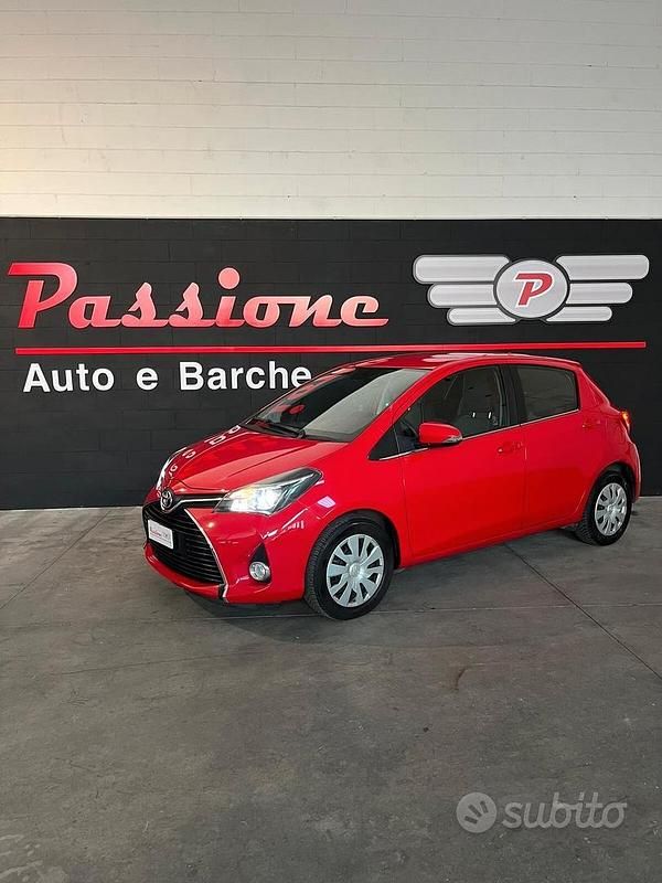 Rosso Usata 2015 Toyota Yaris Tre volumi | 8550 € (Buon prezzo) - Immagine 1/4
