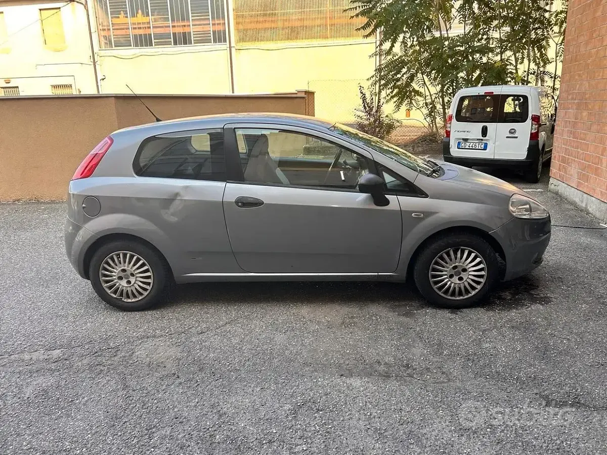Usata Fiat Grande Punto Dynamic 65 CV (47 kW) 2007 Grigio Utilitaria