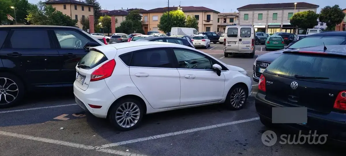 Usata Ford Fiesta 70 CV (51 kW) 2011 Bianco Berlina