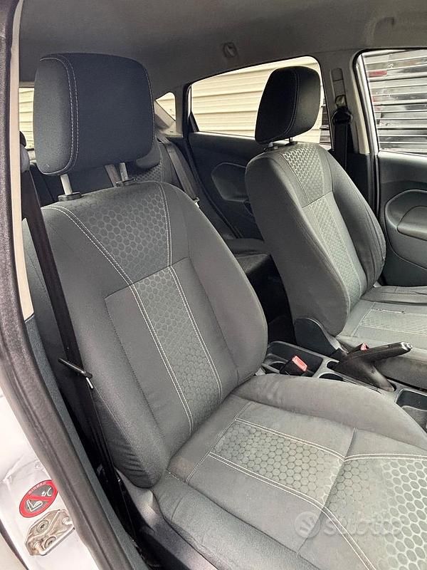 Usata Ford Fiesta Titanium 70 CV (51 kW) 2010 Bianco Utilitaria