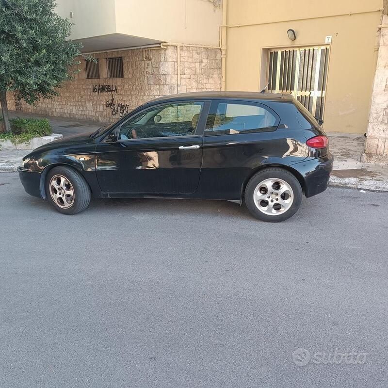 Usata 2001 Alfa Romeo 147 Due volumi | 1500 € (Buon prezzo) - Immagine 1/4