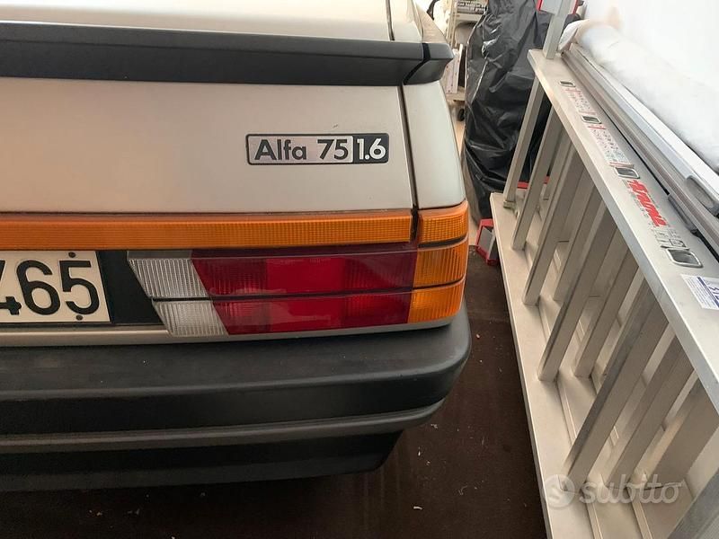 Usata Alfa Romeo 75 1987 Grigio Berlina