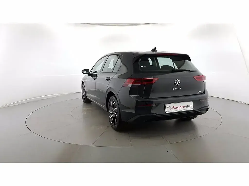 Usata VW Golf VIII Life 110 CV (80 kW) 2023 Grigio urano