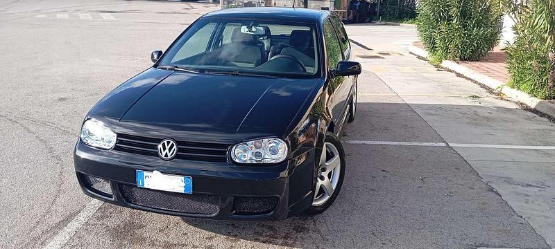 Usata VW Golf IV Highline 105 CV (77 kW) 2003 Nero Berlina