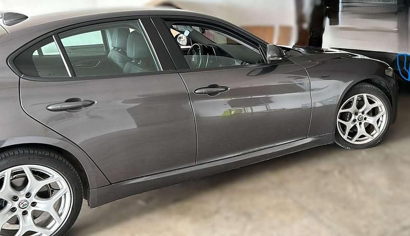 Usata Alfa Romeo Giulia 160 CV (117 kW) 2021 Grigio Berlina