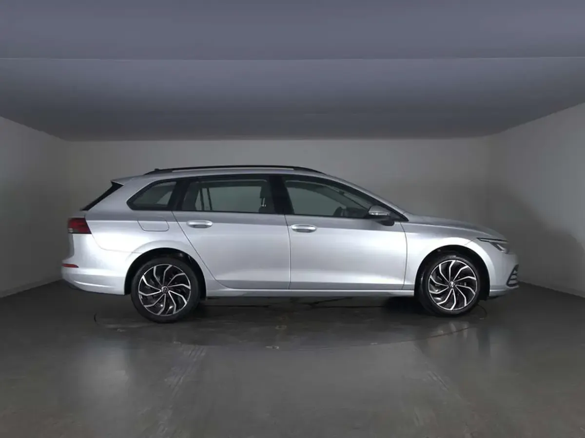 Usata VW Golf VIII Life 110 CV (80 kW) 2023 Reflex silver metallizzato Station wagon