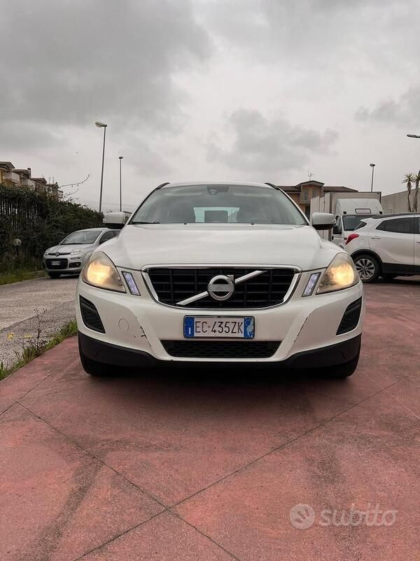 Bianco Usata 2010 Volvo XC60 Summum SUV | 7500 € (Buon prezzo) - Immagine 1/4