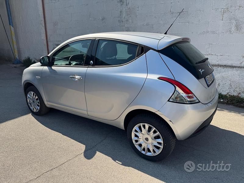 Usado Lancia Ypsilon 85 HP (62 kW) 2015 Prateado Citadino