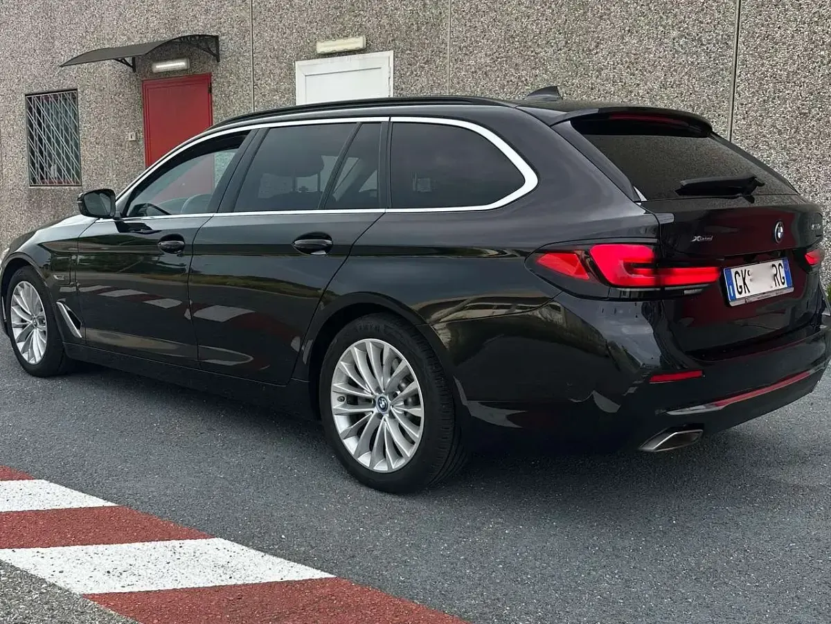 Usata BMW 530e Luxury Line 184 CV (135 kW) 2022 Black sapphire metallizzato Station wagon