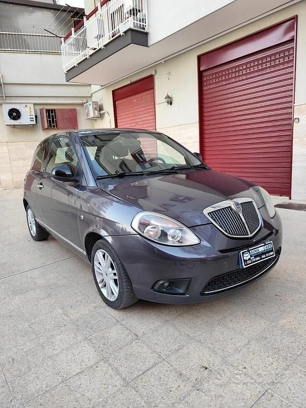 Usata Lancia Ypsilon 75 CV (55 kW) 2012 Grigio Utilitaria