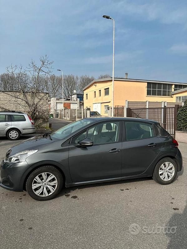 Usata Peugeot 208 Active 82 CV (60 kW) 2017 Grigio Utilitaria