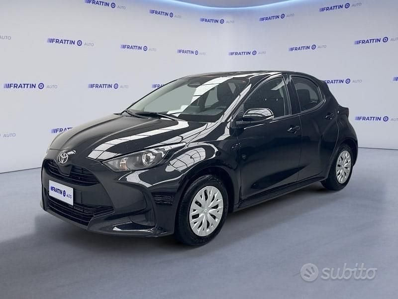 Black mica / ink Usata 2025 Toyota Yaris Hybrid Active Tre volumi | 20.890 € (Buon prezzo) - Immagine 1/4
