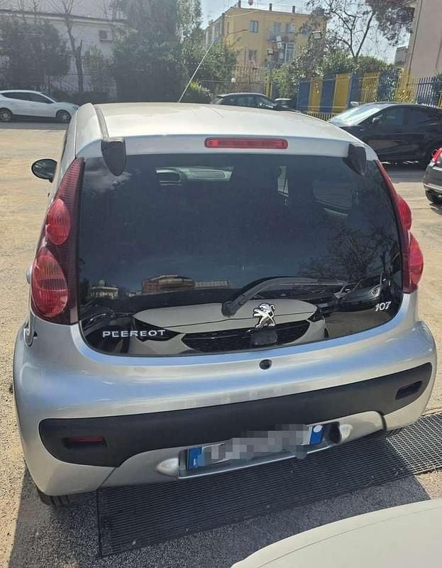 Usata Peugeot 107 Urban Move 68 CV (50 kW) 2012 Argento Utilitaria