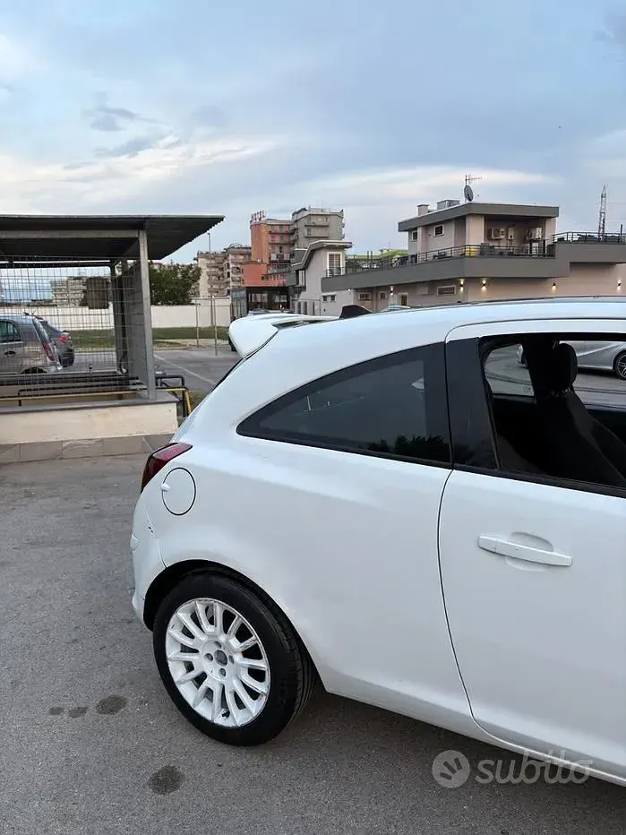 Usata Opel Corsa 75 CV (55 kW) 2009 Bianco Utilitaria