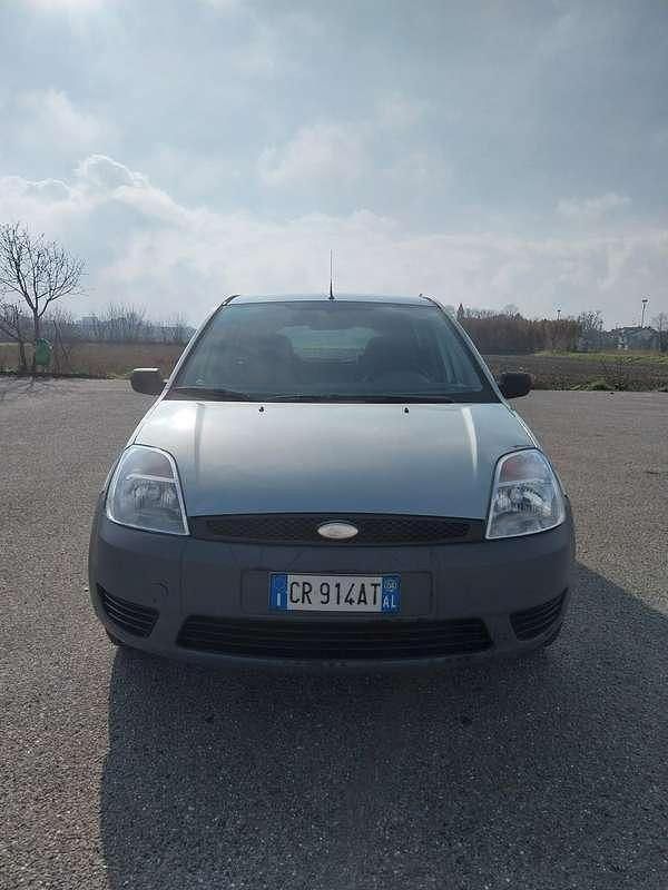 Usata Ford Fiesta Ghia 68 CV (50 kW) 2004 Grigio Berlina