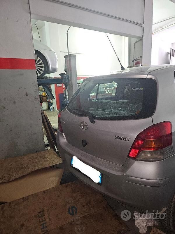 Usata Toyota Yaris Sol 90 CV (66 kW) 2009 Argento Utilitaria